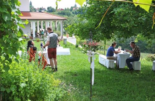 Seggauberg Apartment | Discover Hirschmugl Domaene Seggau: 4-Star Pet-Friendly Stay