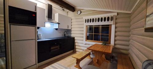Karijoki Resort | Hirsimökki ja makuuaitta: Family-Friendly Beach Retreat
