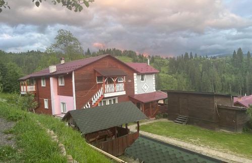 Slavske House | Discover Hirska Vatra: Family-Friendly Stay with Pool