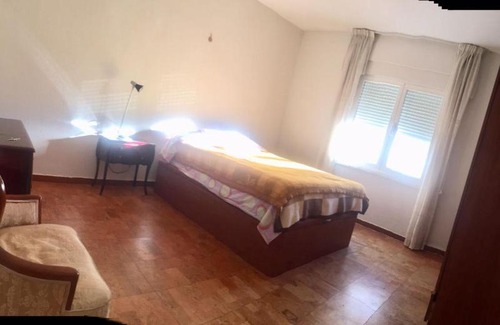 Leon House | Budget-Friendly Stay at Hispánico Polideportivo for Families