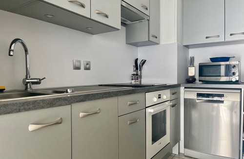 Quiberon Apartment | Hissez Ô-vue Mer: Family-Friendly Retreat with Spa & Hot Tub