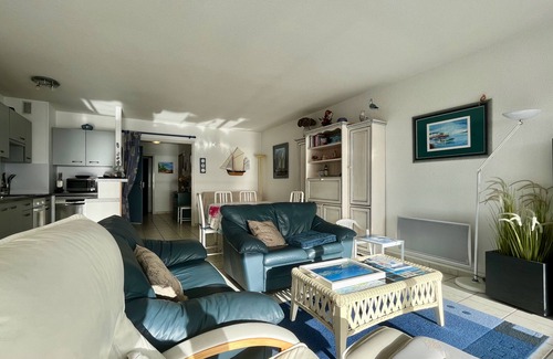 Quiberon Apartment | Hissez Ô-vue Mer: Family-Friendly Retreat with Spa & Hot Tub