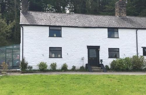 Gwernymynydd House | Historic 17th Century Farmhouse in Wales - Kid-Friendly Retreat