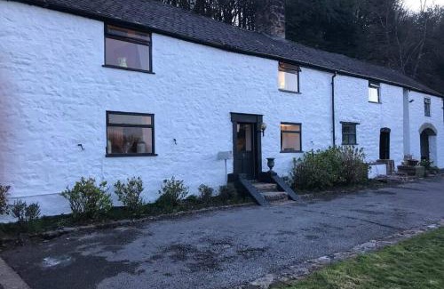 Gwernymynydd House | Historic 17th Century Farmhouse in Wales - Kid-Friendly Retreat