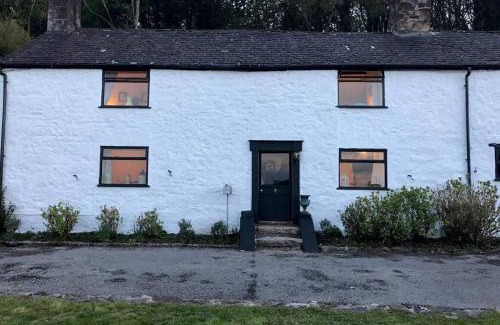 Gwernymynydd House | Historic 17th Century Farmhouse in Wales - Kid-Friendly Retreat