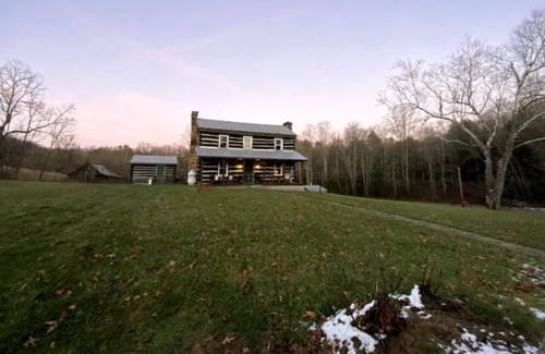 Saxon House | Historic 1855 Covey House Near NEW RIVER GORGE , and Lake Stephens