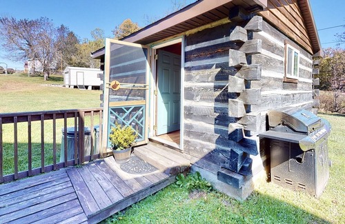 Saxon House | Historic 1855 Covey House Near NEW RIVER GORGE , and Lake Stephens