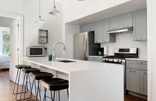 Downtown Knoxville Villa | Historic Townhome with Modern Amenities & High Guest Ratings