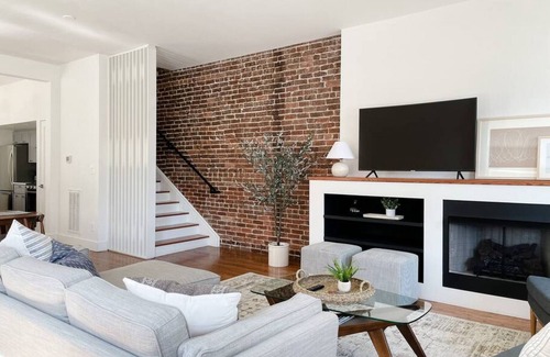 Downtown Knoxville Villa | Historic Townhome with Modern Amenities & High Guest Ratings