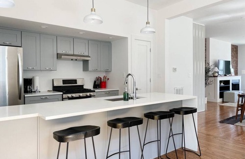 Downtown Knoxville Villa | Historic Townhome with Modern Amenities & High Guest Ratings