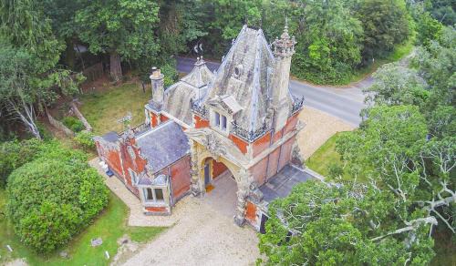 New Forest District House | Historic Gatehouse Retreat in Private Parkland, Pet Friendly