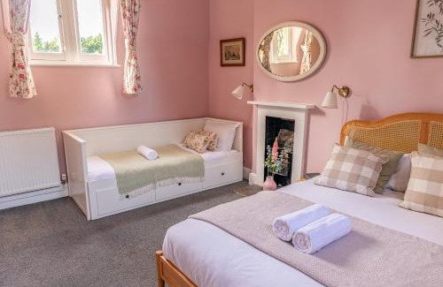New Forest District House | Historic Gatehouse Retreat in Private Parkland, Pet Friendly