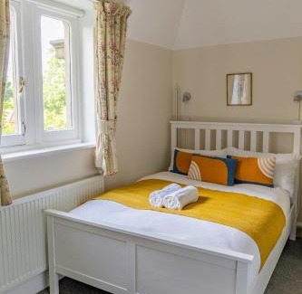 New Forest District House | Historic Gatehouse Retreat in Private Parkland, Pet Friendly