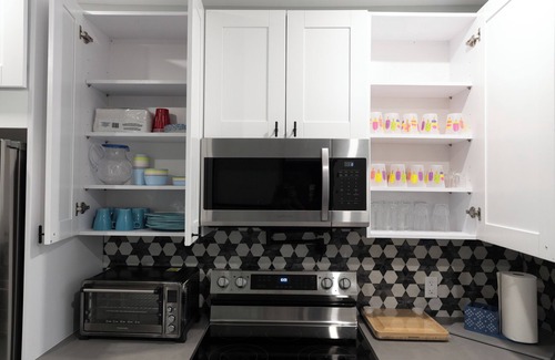 Lake Worth House | Historic 2-bed house, WiFi, pool table/ping pong, hot tub, 3TVs, 3 min to beach