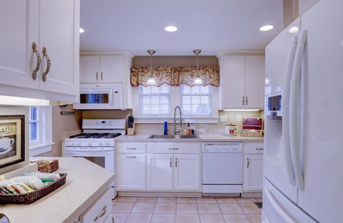 Decatur House | Historic 3 BR Home with Game Room near Millikin University