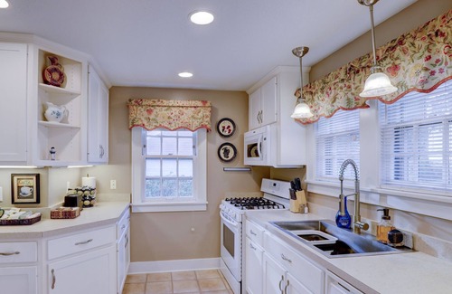 Decatur House | Historic 3 BR Home with Game Room near Millikin University