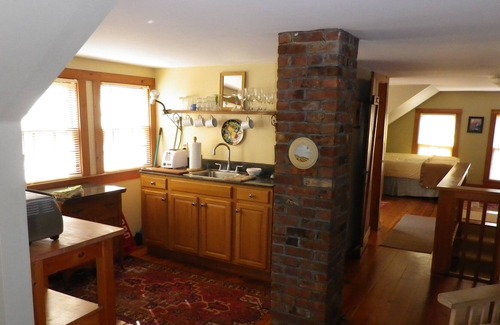 Block Island Apartment | Historic 3rd floor 1 Bedroom (Sleeps 4) Tastefully Decorated, ~AC~apartment