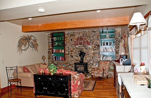 Dell Cabin | Historic Former Hotel: A Unique Stay with Family-Friendly Amenities