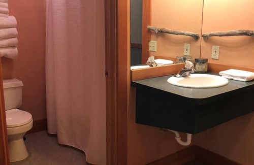 Dell Cabin | Historic Former Hotel: A Unique Stay with Family-Friendly Amenities