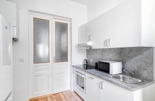 Roßau Apartment | Historic Alsergrund 1BR Near Donaukanal with Great Amenities