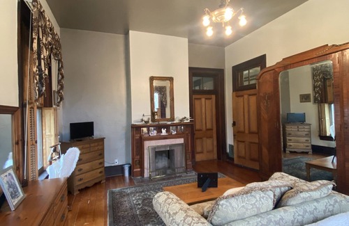 Glasgow House | Historic Mansion Retreat with Spa and Hot Tub in MO River Town