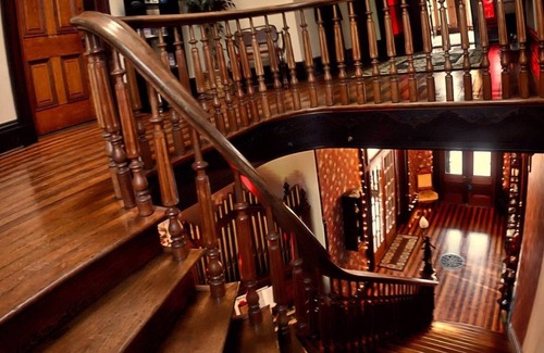 Glasgow House | Historic Mansion Retreat with Spa and Hot Tub in MO River Town