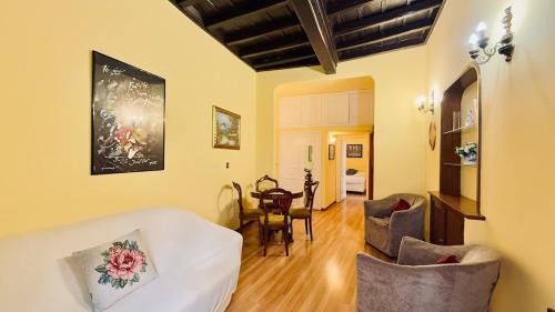 Rione IX Pigna Apartment | Historic apartment by the Pantheon