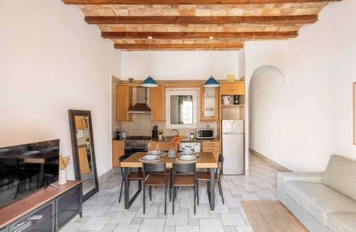 Esquerra de l'Eixample Apartment | Historic Apartment with Private Terrace and Spa Amenities