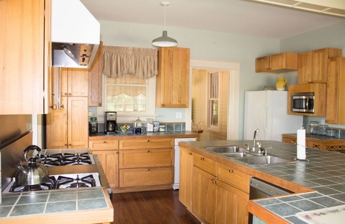 Waterloo House | Historic B&B with Breakfast and Family-Friendly Amenities