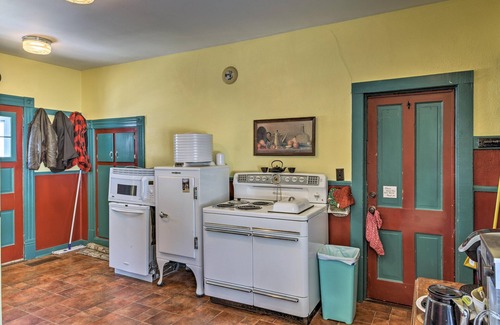 Backus House | Historic Bailey House: Family-Friendly Retreat by Pine Lake