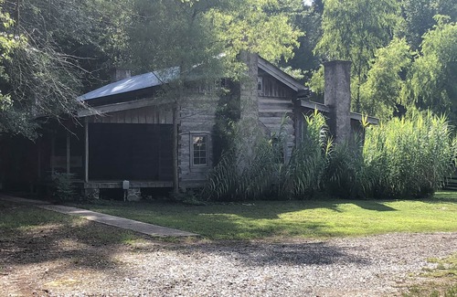 Washington Cabin | Historic Bliss King Bed: Pet Friendly & Pool Access
