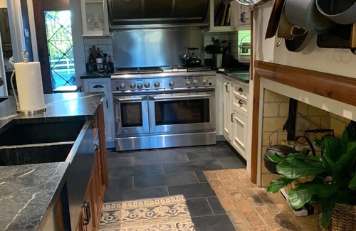 Mount Vernon Condo | Historic Boyd Harvey House: 4-Star Retreat with Pool & Spa