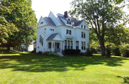 Pownal House | Historic Victorian Retreat Near Williams College & MassMoCA