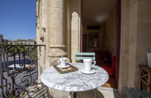 Saint-Michel Apartment | Elegant Retreat in Historic Center with Air-Conditioned Terrace