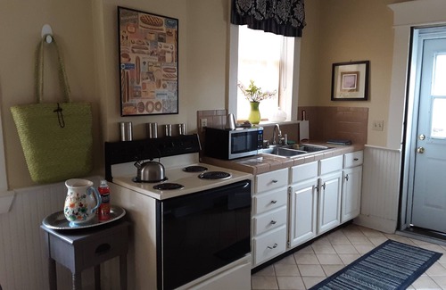 Lewisburg House | Explore Historic Center with Spa and Pet-Friendly Options