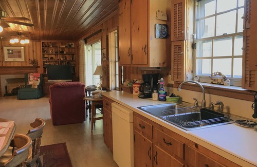 Johns Island House | Pet-Friendly Historic Charleston Waterfront Hut Near Downtown