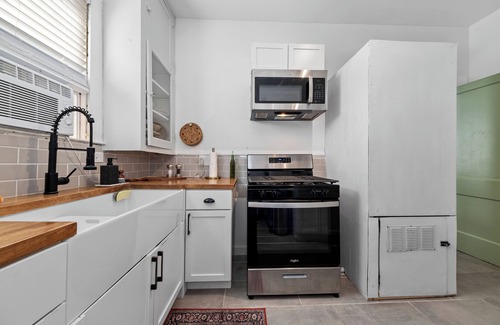 Alta Vista Apartment | Historic Apartment Steps from Pearl & Brackenridge Parks