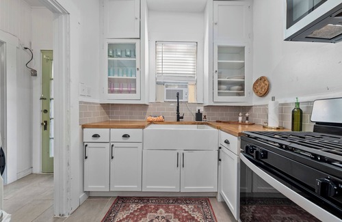 Alta Vista Apartment | Historic Apartment Steps from Pearl & Brackenridge Parks
