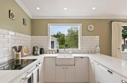 Greytown House | Quaint Getaway at Cosy Kowhai Cottage in Greytown