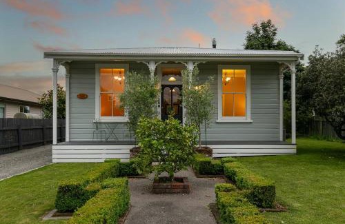 Greytown House | Quaint Getaway at Cosy Kowhai Cottage in Greytown