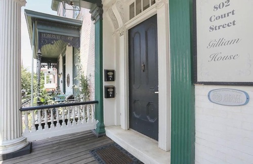 Court House Hill Apartment | Historic Comfort in the Heart of Downtown - The Aurora Suite