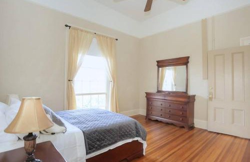 Court House Hill Apartment | Historic Comfort in the Heart of Downtown - The Aurora Suite
