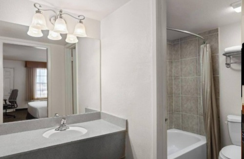 Yuma Townsite Hotel | Inviting Coronado Motor Hotel with Pool & Spa Amenities