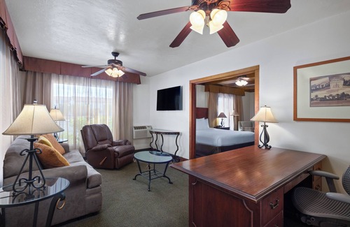 Yuma Townsite Hotel | Inviting Coronado Motor Hotel with Pool & Spa Amenities