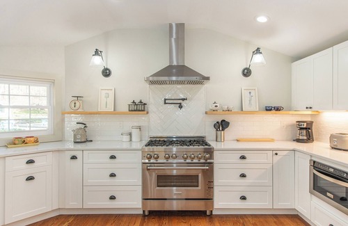 Mendham House | Historic Cottage Retreat with Private Pond & Pool Access