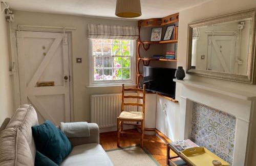 Farnham Apartment | Historic Cottage Retreat in the Heart of Farnham