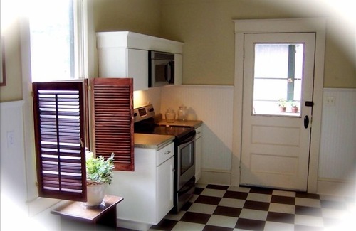 Abingdon Cottage | Historic District Retreat - 9.8 Rated with Spa & Kitchen