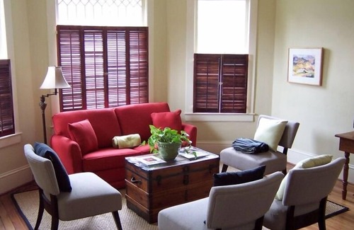 Abingdon Cottage | Historic District Retreat - 9.8 Rated with Spa & Kitchen