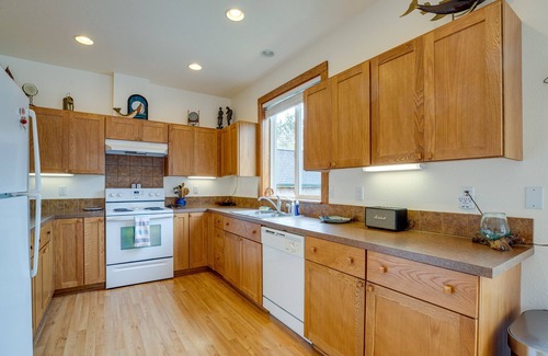 Ocean Park House | Historic District Retreat - Steps from Willapa Bay!