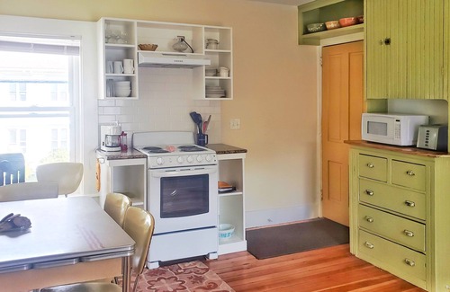 Northampton Apartment | Historic Downtown Gem with Pet-Friendly Amenities & Spa
